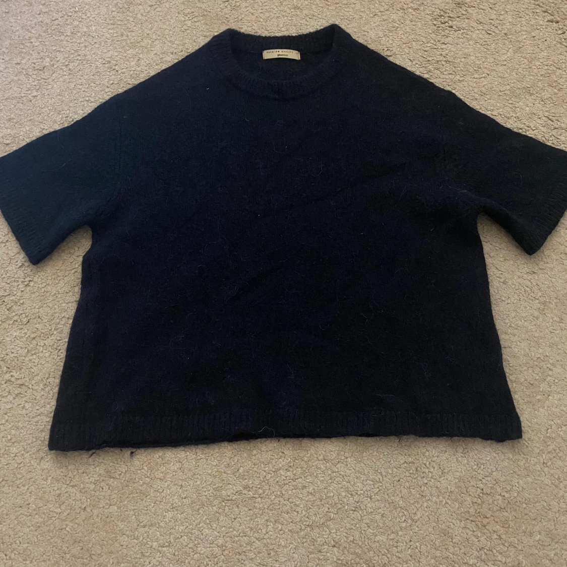 Mörkblå stickad tröja Gina Tricot