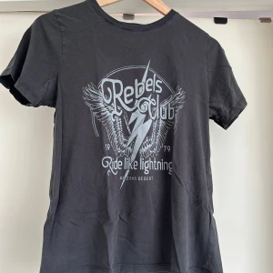 Svart T-shirt m tryck - GinaTricot, strl S