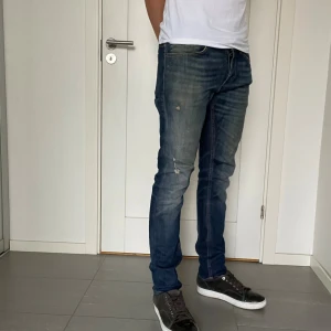 Dondup George jeans  - Säljer nu dessa Dondup George jeans i storlek 33 med snygga slitningar och tvätt i design, skriv för fler bilder/frågor🙌🏼