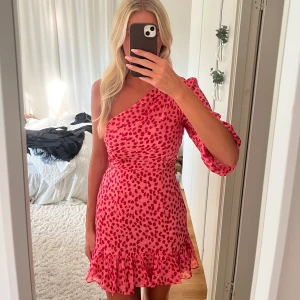 Rosa miniklänning - Säljer denna fina sommarklänning från Tussah💓 I storlek S och använd endast en gång så i superfint skick! Skriv vid funderingar🙌🏻