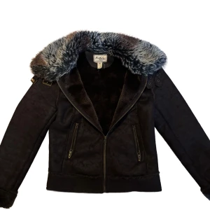 jacka med pälskrage - schysst fodrad jacka med pälkrage, M damstorlek men jag skulle säga S i herr