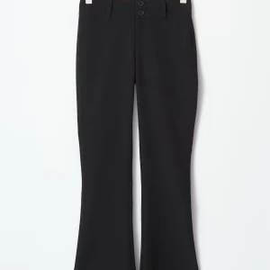 Trendiga svarta bootcut kostymbyxor - Super fina lowwaist bootcut kostymbyxor frå Gina tricot💓 Fina trendiga fickor där bak. Säljer då de är för små💓