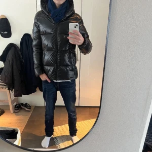 Save the duck jacka  - Tjena, säljer nu min stilrena Save the duck jacka som är i färgen. Bra skick utöver skrapmärken på bägge armar. Jag själv är 170 och den passar perfekt för mig. Vid frågor är det bara att skriva. 