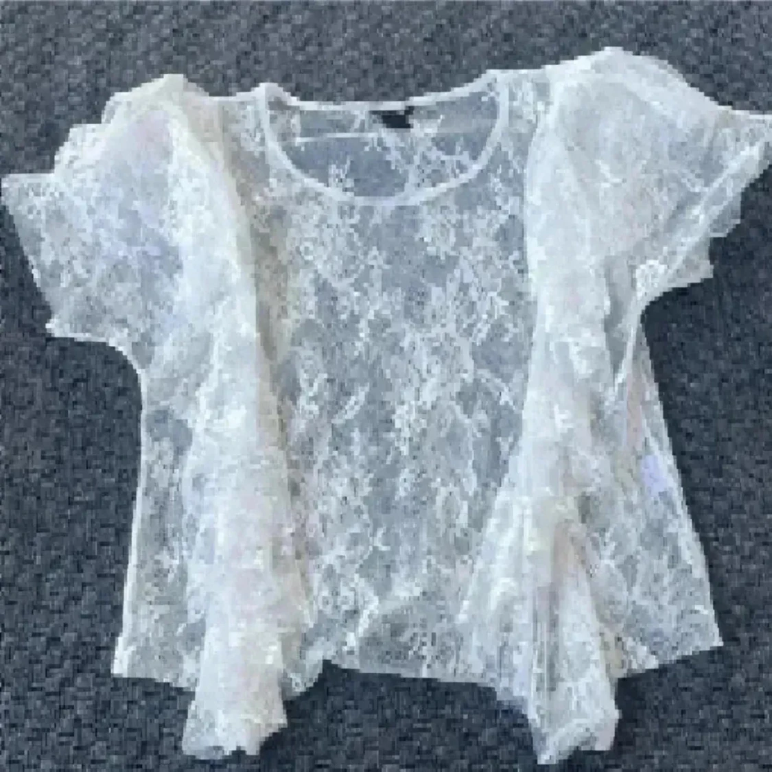 Vit spetsblus med volangdetaljer