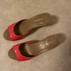 Korallrosa klackade sandaler  - Snygga sandaler från Graceland i en fräsch korallrosa färg med öppen tå och bred rem. Skorna har en stabil korkklack och platt sula framtill. Perfekta för att lyfta din sommarlook med lite extra färg.