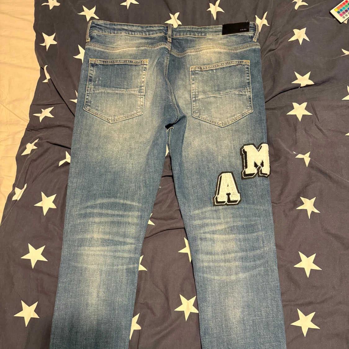 Blå ripped jeans från Amiri med patchar - 1