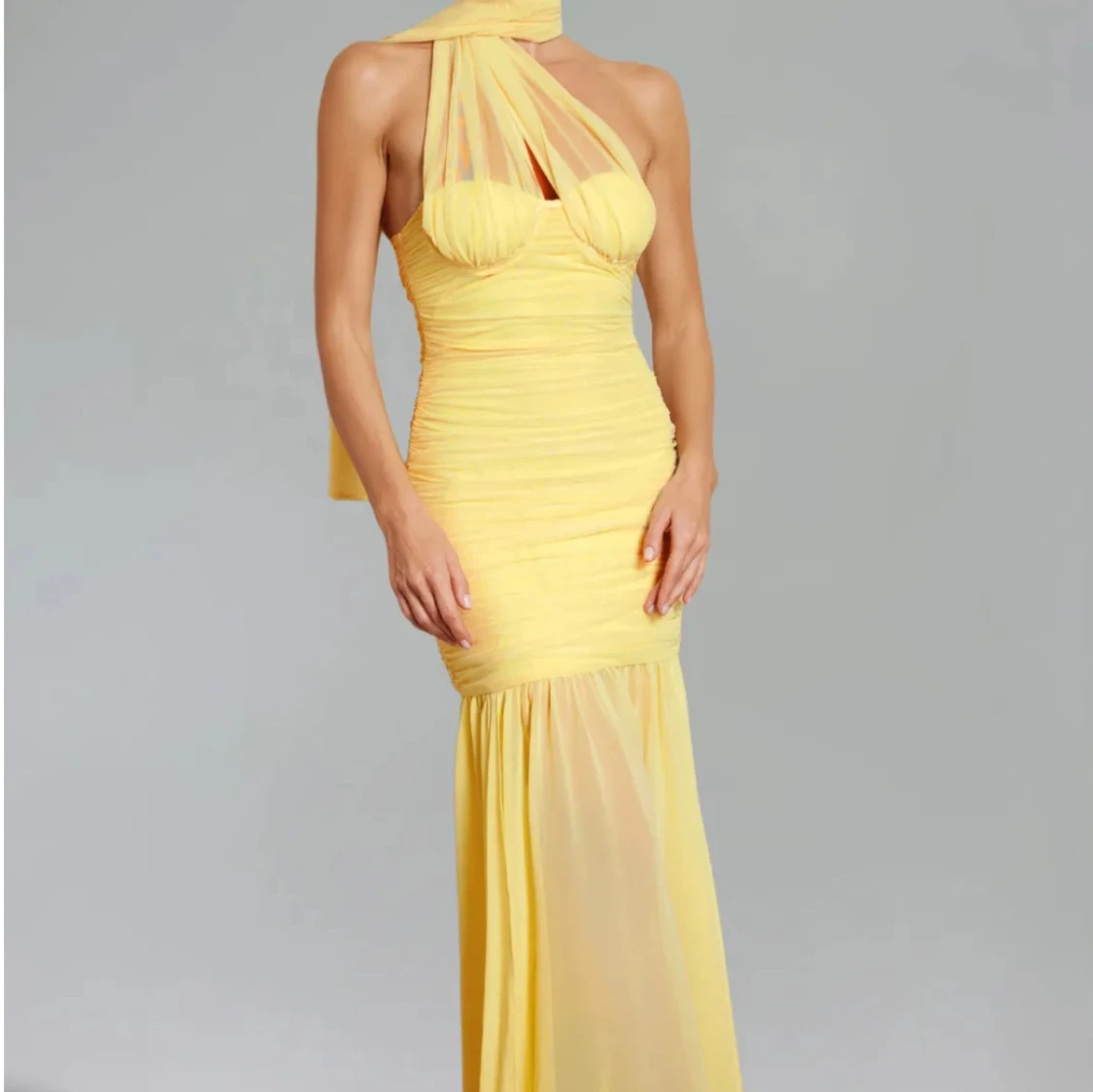 Gul långklänning med omlott och slits - 1