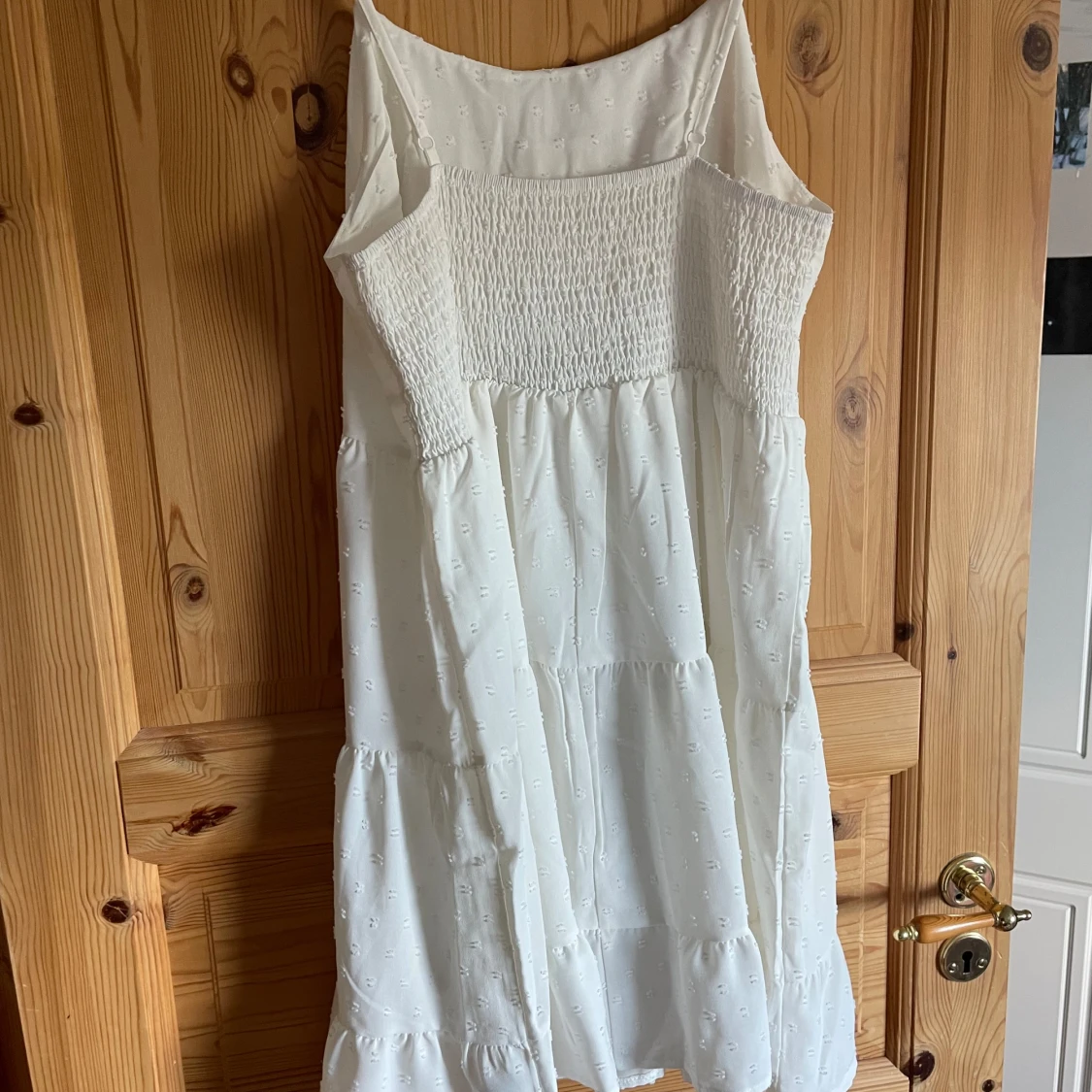 Vit sommarklänning med volanger - 1