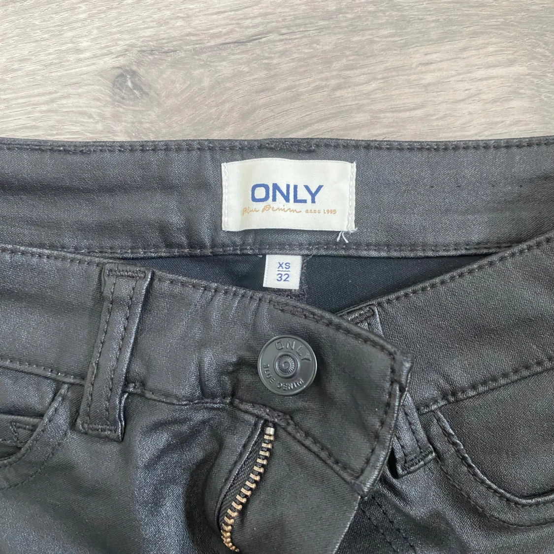 Svarta coated jeans från ONLY XS - 3