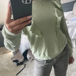 Ljusgrön volangtröja från Ellos - Supersöt ljusgrön sweatshirt från Ellos med volangdetaljer framtill. Perfekt inför hösten💕🍂storlek 158/164 men passar som S💕