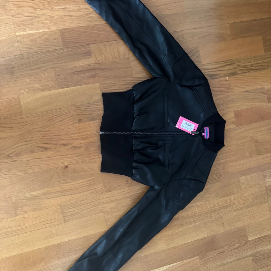 Svart croppad skinnjacka från Edikted - 2