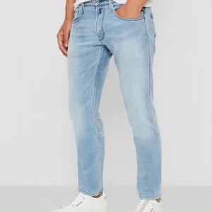 Replay Anbass - Litet märke vid högra fickan. Det märks dock sällan och ingen har kommenterat på det. Utöver detta är jeansen i mycket bra skick då de bara är ett par månader gamla.                                                                                                    Originalpris är ca 1500-2000                                         Waist 31 och length 32