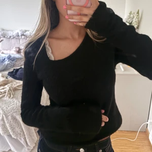Svart stickad tröja med skuren hals❤️❤️ - Så snygg och cool stickad tröja med en sneskurning i halsen, perfekt till skolan❤️❤️❤️