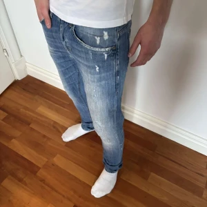 Dondup  - (LÄS HELA ANNONSEN )                          MODELL: GEORGE! Snygga blå jeans från Dondup med riktigt sköna slitningseffektter. De  är perfekta nu inför våren med tanke på jeansens ljusa färg! OBS! Jeansen har en trasig innerficka (alltså fickan innanför den högra fickan)! Skicket är ganska bra, men man ser att de är använda sedan innan! Inget som man tänker på dock. Pris kan diskuteras!