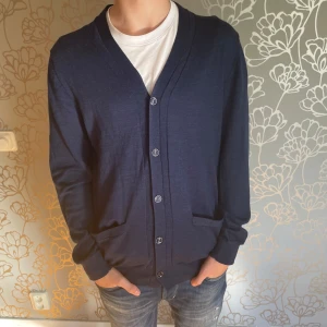 Mörkblå kofta med knappar - Säljer en stilren mörkblå kofta från mango. Koftan är gjord i merinoull och är perfekt att slänga över en t-shirt. Jag har inte riktigt koll på vad en liknande kostar nu men skulle gissa på runt 1000kr.  Mitt pris 500. Tveka inte på att skriva om du har några som helst funderingar!😁