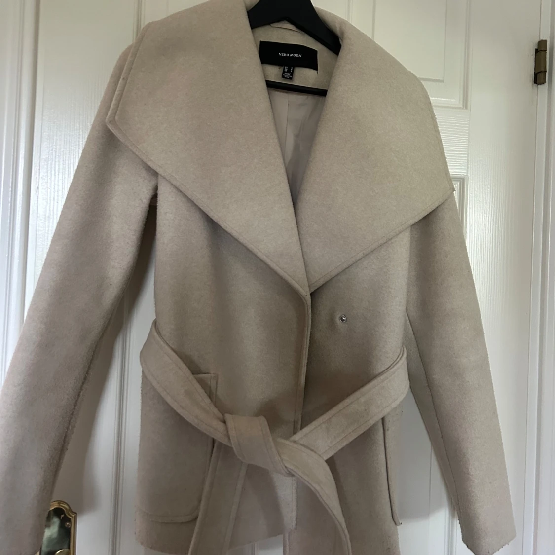 Beige kappa från Vero Moda med bälte