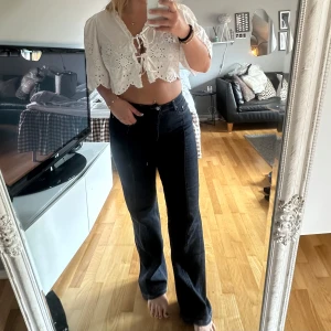 Mörkblå bootcut jeans - Snygga mörkblå jeans med bootcut passform och hög midja. Klassisk femficksmodell i jeansmaterial med raka ben som blir vidare nertill. Perfekta för dig som gillar en tidlös och trendig look.