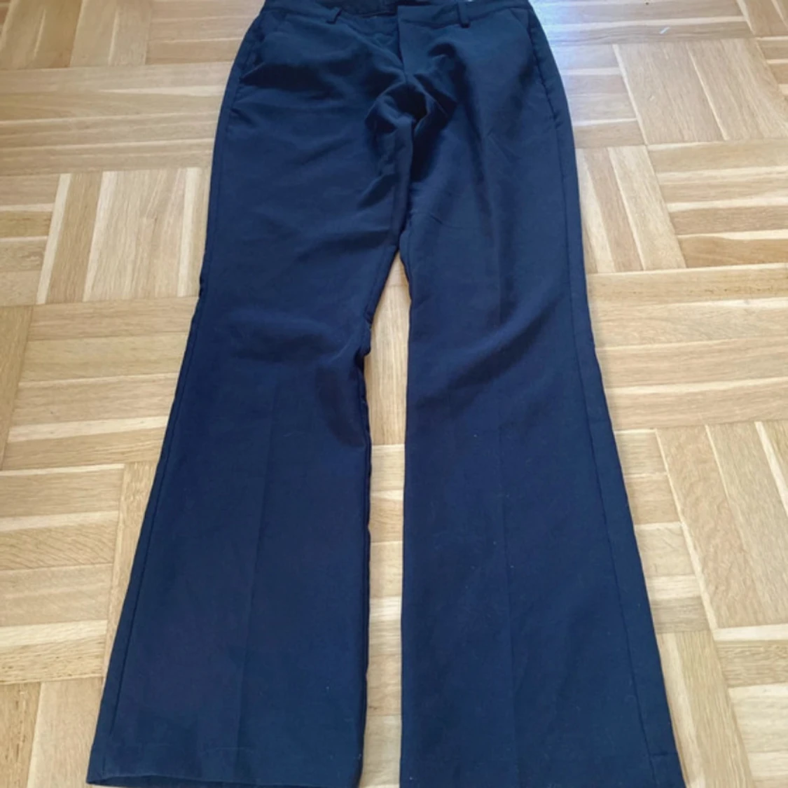 Svarta lågmidjade bootcut kostymbyxor BikBok