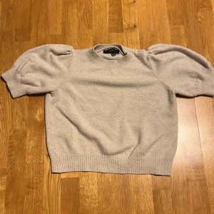 Fin tröja - En fin tröja från vero Moda 💕 Använd några gånger, och har tröttnat på den💞🙈