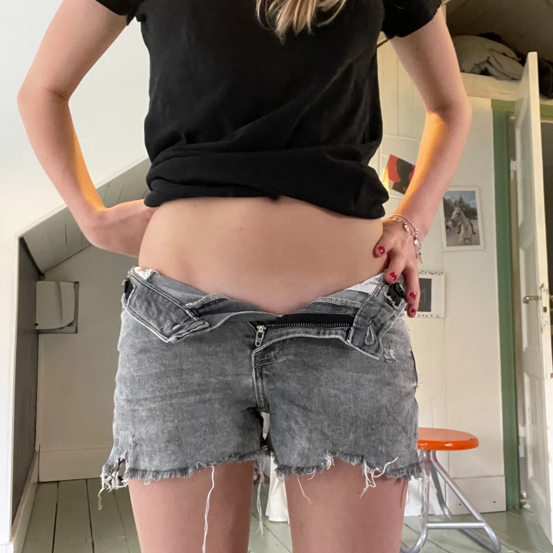 Grå jeansshorts med råa kanter