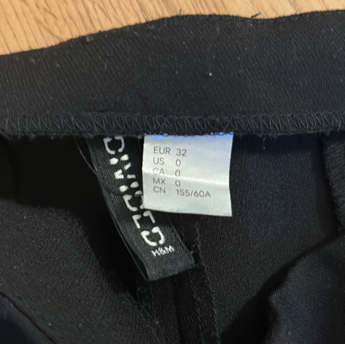 Svarta kostymbyxor från Divided - 1