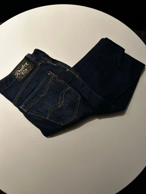 Replay jeans  - Replay jeans i sjukt snygg tvätt! Storlek W31 L30! Hör av er vid frågor och funderingar// Lutino UF:)