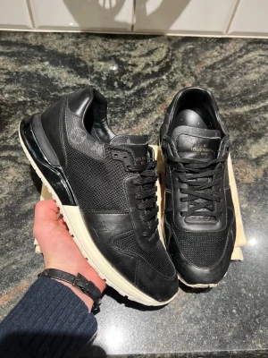 Louis Vuitton trainers 41 - Säljer dessa super snygga Louis Vuitton trainers i uk7 motsvarar 40-41! Skick 8,5/10 inga fel! Äktehet garanteras! Louis Vuitton dustbag ingår. Nypris ca 10 000kr. Vårt pris: 2799kr! Hör av dig vid fler frågor eller funderingar 🤙