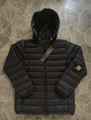 Stone island jacka - Säljer en fin jacka från Stone island, storleken är M Och helt oanvänd. säljer pågrund av liten storlek.   Hör av er om ni är intresserade! Pris kan även diskuteras