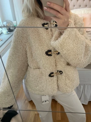 Beige teddyjacka från Zara - Fluffig beige teddyjacka från Zara. I storlek L men passar s/m bättre 