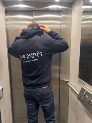 CLUB D’APRÈS Hoodie - Club d’Après - den perfekta hoodien för afterski, stadsliv och allt däremellan. Simpel, mjuk och stilren.  