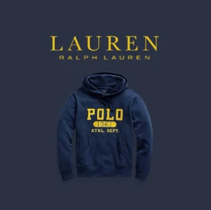 Ralph Lauren hoodie - Säljer en schysst Polo Ralph Lauren hoodie i storlek Small 💫|| Modellen på bilden är 183 || Skick 9/10✨ ||Jag är öppen för byten, jag svarar snabbt vid fler frågor!