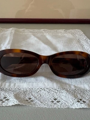 Corlin Louis solglasögon  - Corlin solglasögon i modellen Louis. Köpta för nypris 1299. Inga defekter och Corlin skyddet medföljer!💕