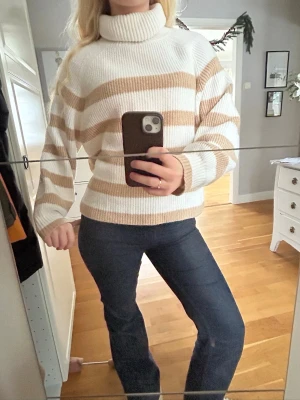 Söt stickad polo - Söt polo tröja, knappt använd, super skön!