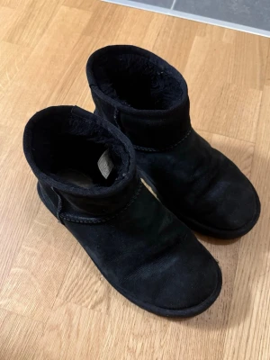 Svarta UGGs - Använda en del så har lite missfärgningar 