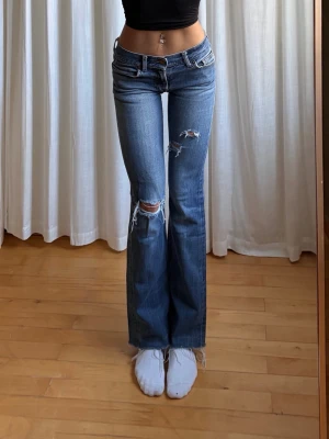 Lågmidjade jeans  - Midjemått: 35  Innerbenslängd: 75 Jag är 165cm⭐️
