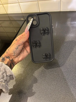 iPhone skal  - Svart skal med rosetter till iPhone 15 plus 🤍 • Instagram: Ginise > TikTok: Ginise • #iphoneskal #mobilskal #iphone15plus 