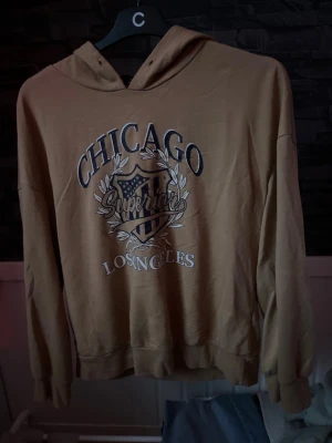 Tunn hoddie  - Hoddie med tryck ”Chicago” fram till. OBS: Saknar snören till huvan