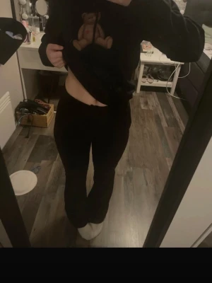 Kostymbyxor  - Säljer dom här jätte fina högmidjade kostymbyxorna från bik bok då dom tyvärr blivit försmå