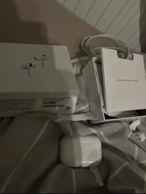 AirPods Pro gen 2 - Säljer ett par Apple AirPods Pro 2 i mycket fint skick. Komplett med originalkartong, laddningskabel och manualer. Hörlurarna och laddningsetuiet ser ut att vara välvårdade och fungerar som de ska. Perfekt för dig som vill ha trådlöst ljud av hög kvalitet.