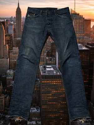 Diesel Darron jeans blå tapered 32/32 - (PRIS GÅR ATT DISKUTERA VID SNABB AFFÄR)Säljer ett par blå Diesel Darron jeans i regular slim-tapered modell. Klassisk femficksdesign, snygga slitningar och detaljerade sömmar på bakfickorna. Jeansen är i ett mjukt denimtyg och har en något smalare passform nedtill.