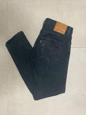 Levi's Jeans - Tja! Säljer nu ett par svarta Levi's 512 jeans i bra skick. Jeansen är i storlek ”W29 L32”. Vill du veta mer är det bara att höra av dig!