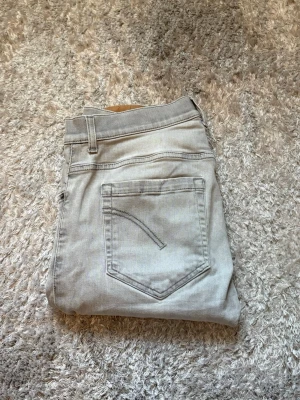 Dondup george - Dondup jeans | Riktigt feta och populära jeans | Skick= 9,5/10 | nypris= 4000 kr | vårt pris= 749 kr | Hör av dig vid minsta fundering!