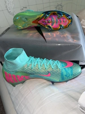 Nike mercurial superfly cosmic speed elite  - Hej jag säljer ett par superlfy elite 10 skor i storlek 42 dem är i modellen fg och är till för gräs och konstgräs dem är väldig sällsynta och bara använda ett fåtal gånger jag köpte dem för 4000 och säljer dem för 2999 om du har några frågor är de bara att skriva 🤗😁