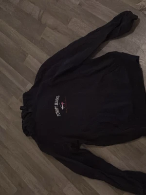 Tommy hilfiger hoodie - En stilren hoodie som kommer från ett rökfritt och djur fritt hem som är för liten för mig. Inte använd så mycket.