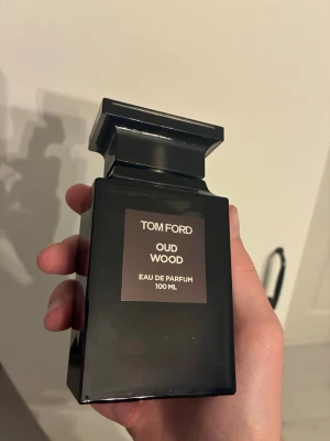 Tom Ford Oud Wood - Nypris: Cirka 4000kr. Helt fylld Tom Ford Oud Wood, endast testsprayad. Observera att den är en så kallad fabriksdefekt, vilket innebär att något gått fel i produktionen och säljs därför separat till ett billigare pris, i detta fallet är defekten att det finns en springa mellan locket och parfymhalsen (syns i bild 2&5) Känn dig fri att komma med prisförslag!