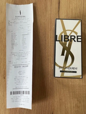 YSL libre le parfum - YSL Libre Le Parfum 100 ml – Oöppnad med kvitto från Sephora  Säljer en Yves Saint Laurent Libre Le Parfum 100 ml, helt oöppnad och i originalförpackning. Perfekt för dig som vill ha en elegant och sensuell doft, eller som en present. 	•	Storlek: 100 ml 	•	Status: Oöppnad, aldrig använd 	•	Kvitto: Finns från Sephora, äkthetsgaranti 	•	Dofttyp: Elegant, blommig och sofistikerad  Vid intresse eller frågor, skicka ett meddelande! 