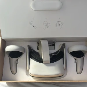 Meta Quest 2 - Meta Quest 2 är ett VR-headset med 128 GB lagring, perfekt för dig som vill utforska nya världar, spela spel och uppleva interaktiva äventyr. Paketet innehåller headset och två handkontroller – redo för timmar av underhållning och sociala VR-upplevelser.