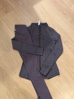 Lululemon set - New lululemon gym set, the color is great and it is size S
