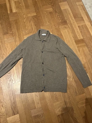 Soft Goat kashmir - Soft Goat tröja i storlek S som knappast är använd. Är från en gammal kollektion, men är i suveränt skick. 100% Kashmir. Beige färg. Nypris 3000kr