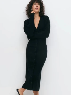 Stickad långkläning  - Säljer denna stickade klänning som även är jättefin att ha som kofta!! Aldrig använd, har prislappen kvar🤍